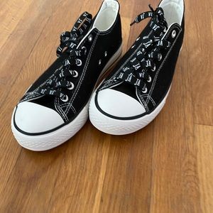 Black converse, never worn no creases